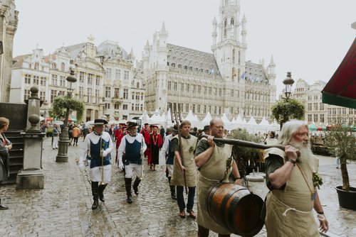 Desfile de las cofradías cerveceras en el Belgian Beer Weekend de Bruselas