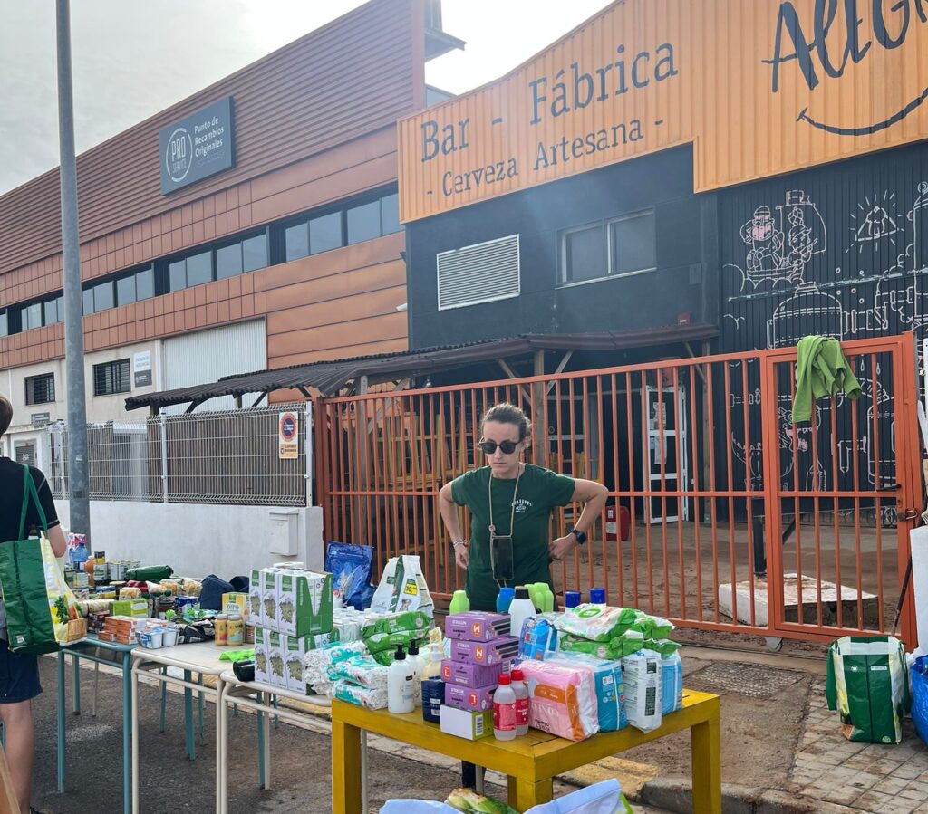 Punto de recogida y reparto de ayuda en las instalaciones de Cervezas Alegria